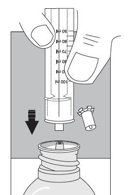 6) Segure o frasco de cabeça para baixo, com uma das mãos segure o dosador e com a outra puxe o êmbolo da seringa dosadora até