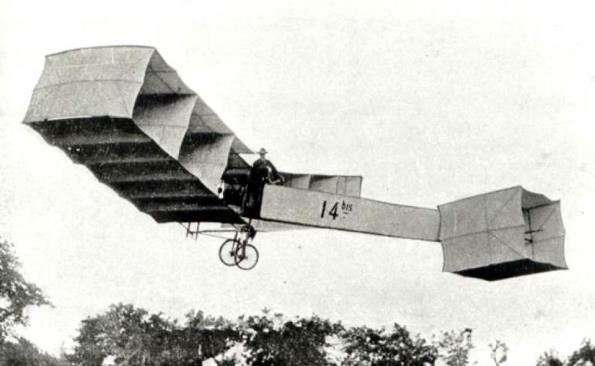 com veículos mais pesados que o ar. Em 23 de outubro de 1406, Santos Dumont apresentou o rústico avião, 14-bis, marcando a origem da aviação.