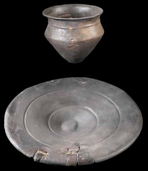 Fig. 67 Vaso de cerâmica cinzenta fina e prato de cerâmica cinzenta fina com decorações nervuradas, feitos ao torno