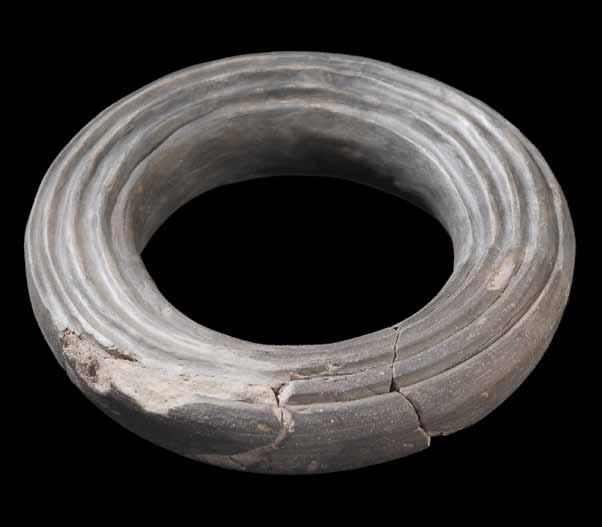 Fig. 68 Suporte anular restaurado, para grandes recipientes, de cerâmica cinzenta fina, decorado com caneluras