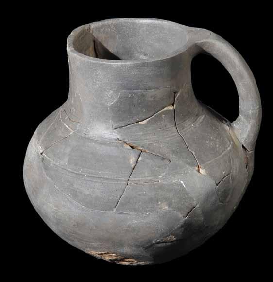 Fig. 75 Jarro de cerâmica cinzenta fina restaurado, de tradição da Idade do Ferro, do estabelecimento romano de Leião, decorado por conjuntos de linhas incisas no colo e no bojo.