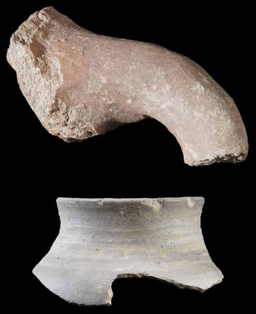 Fig. 79 Em cima: asa de ânfora anular de origem ou influência mediterrânea; em baixo: fragmento de vaso de cerâmica cinzenta fina feita ao torno rápido. Final da Idade do Ferro.