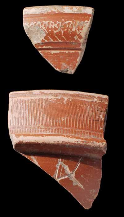 Fig. 85 Fragmentos de taças de terra sigillata. Em cima, de tipo itálico, forma Consp. 15 (15 a.c. 15 d.c.); em baixo de produção sudgálica, forma Drag.