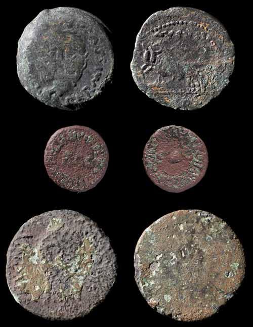 Fig. 90 Moedas de bronze recolhidas no estabelecimento romano de Leião. Em cima: Asse de Emerita Augusta, cunhagem do reinado de Augusto (23 a.c. 14 d.c.); ao centro, Quadrante de Calígula, cunhado em 40 d.