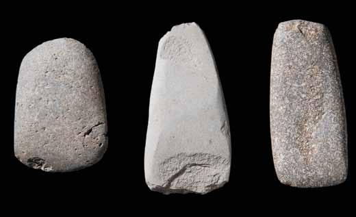 Fig. 11 Artefactos de pedra polida do povoado do Neolítico Antigo do Carrascal executados em xistos argilosos e siliciosos de origem regional. À esquerda: enxó; à direita: machado. Comp. máx.