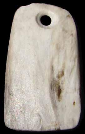 23 Pendente em forma de pequena enxó, com significado votivo, do povoado do Neolítico Final do Carrascal.