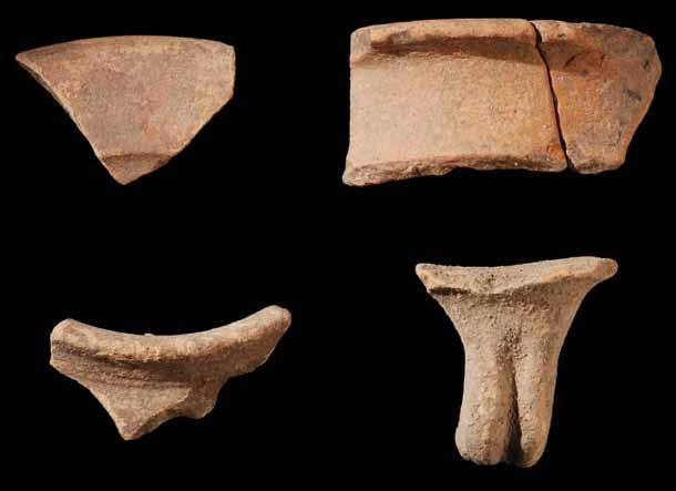 Fig. 62 Cerâmicas feitas ao torno rápido da I Idade do Ferro do casal agrícola de Leião.