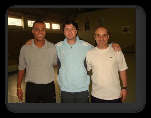 AUTORES Vinícius dos Santos França é especialista em Futsal pela Unopar (PR). Dirigiu seleções paranaenses Sub-17 e Sub-15. Dirigiu equipes na Série Ouro do Campeonato Paranaense.