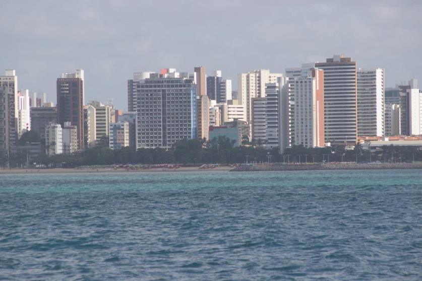 Para além dos grandes edifícios de luxo e hotéis na orla de Fortaleza, aquece um mercado imobiliário regido pela junção do lazer, descanso e do morar na praia (figuras 11 e 12).