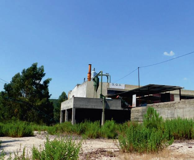 casa de 2 pisos, para armazéns e atividade industrial, com área coberta de 1687,15m2, e área descoberta de 3912,85m2; b) casa de r/chão para habitação e cave para garagem, tendo anexo barracão que