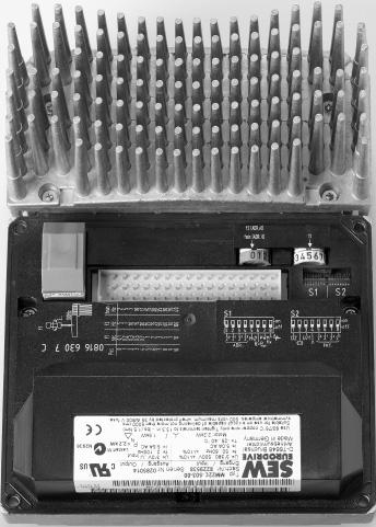 Parafuso de conexão do terra de proteção PE 7. Régua de bornes do sistema eletrônico X2 8. Resistor de frenagem interno BW. (na versão padrão de motores sem freio mecânico) 9.