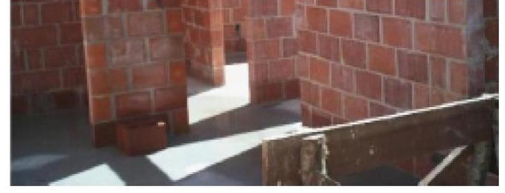, os tijolos eram feitos manualmente em moldes com estrume ou palha, incorporados para aumentar a resistência.