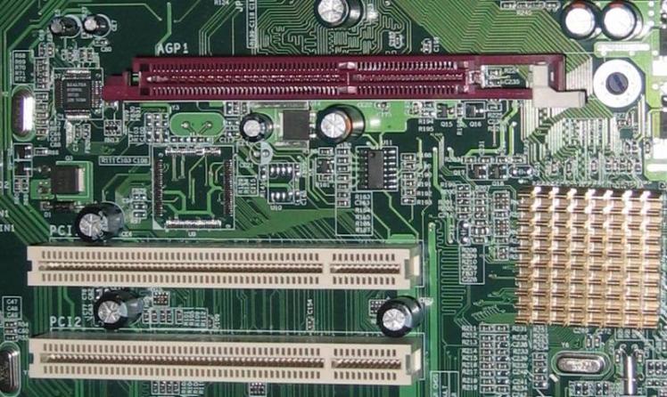 AGP Accelerated Graphics Port Lançada em 1997 pela Intel Point to point protocol Contato direto com a CPU e com a memória RAM (PCI devices compartilham bus) Acesso direto à memória principal, sem