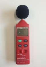 51 Para medição do ruído, utilizou-se o medidor de pressão sonora DEC-460, marca Instrutherm. O aparelho permite ponderação de frequência A e C e tempo de resposta Rápido e Lento.