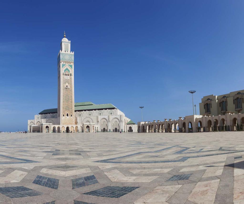 o Palácio Real, a Praça de Mohamed V, situada entre a antiga medina e a cidade moderna, a área residencial de Anfa, e a parte exterior da imponente mesquita Hassan II. De tarde, viagem para Marrakech.