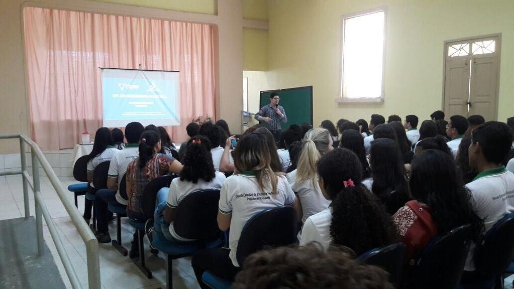 O PROJETO ESCOLAS EMPREENDEDORAS TIME ENACTUS UFC 1 Este case foi construído a partir de um relato de experiência publicado no II SNESEB,