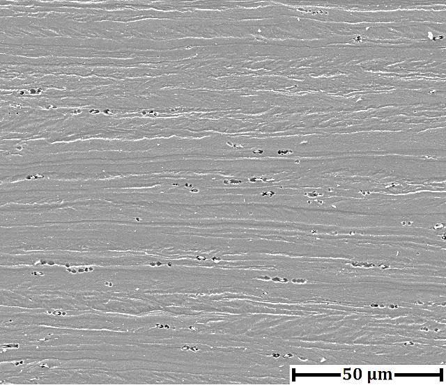 56 (a) (b) Figura 5.6 - Micrografias eletrônicas de varreduras das amostras 430-NR (a) e 430-R (b) laminadas a frio.