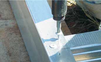 Tratando-se de um sistema onde o aço é o principal elemento construtivo, destaca-se que os perfis utilizados são protegidos contra corrosão, por meio de um processo de galvanização contínuo a quente,