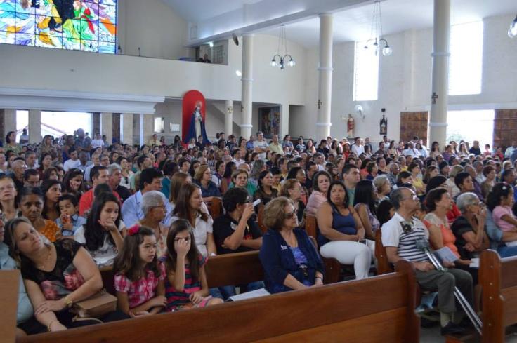 , a Celebração Eucarística pode contar com a presença dos religiosos que ali