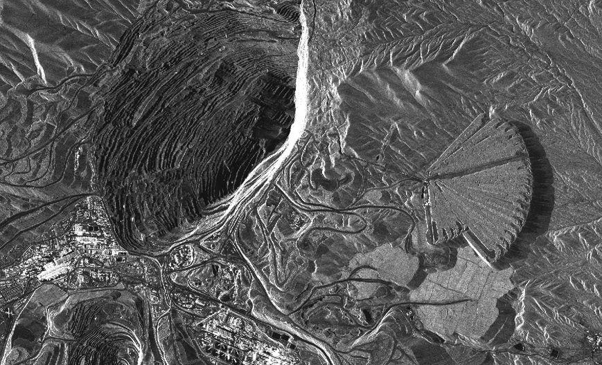 Mina de cobre, no Chile. Imagem TerraSAR-X, orbita ascendente, ângulo de incidência: 35º, polarização HH.