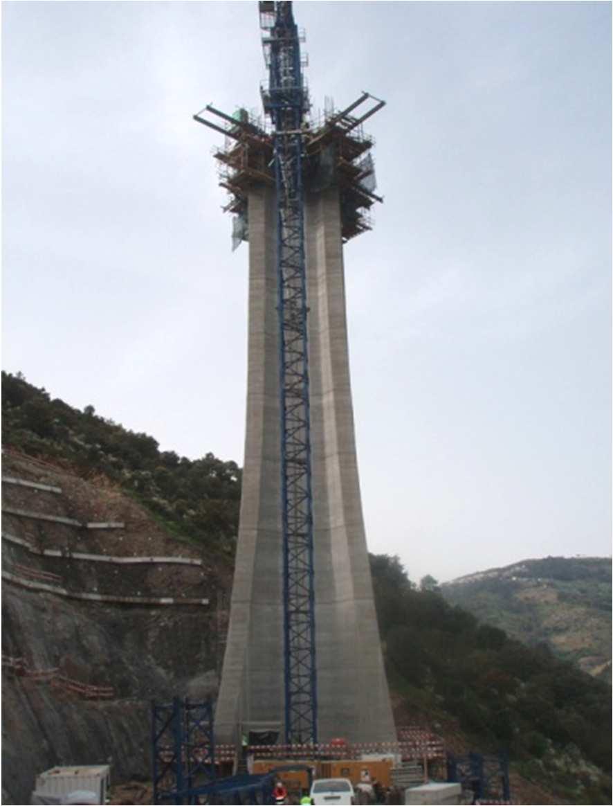 secção do pilar passa a ser constante (Fig. 3). Em média o ritmo de elevação do pilar foi de cerca de 4,1 m por dia, até aos 5 m, e de 7,8 m por dia durante a restante betonagem.