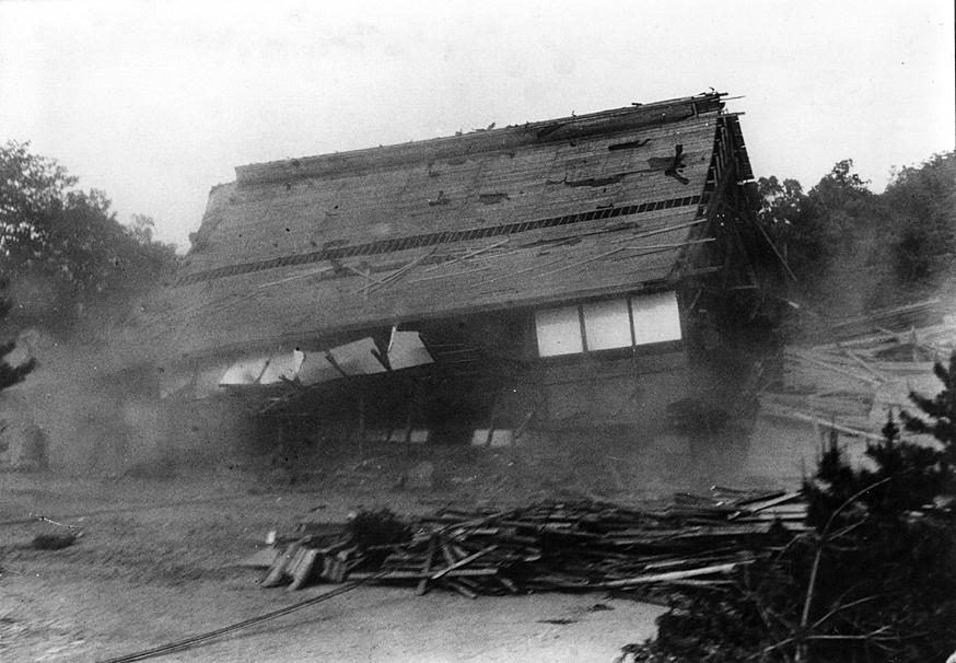 Templo Miroku-den, Ayabe, dinamitado pelas autoridades japonesas tos que dizem que as chamas e a fumaça do monturo subiam ao ar durante um mês.