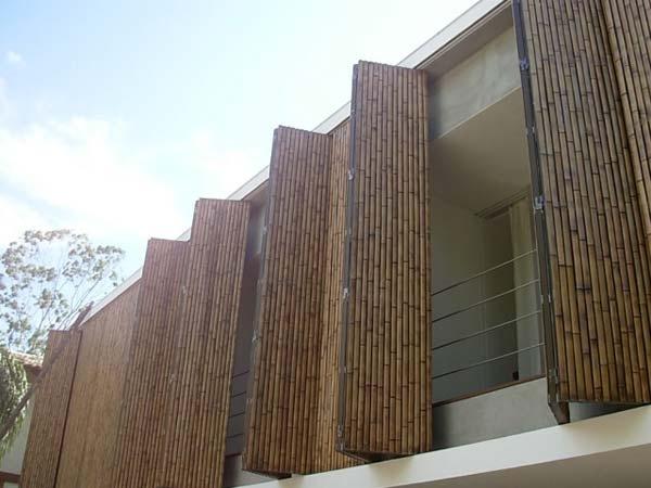 Painéis de Madeira Para Vedações da circulação horizontal foram escolhidos brises de bambu sanfonados, já que são
