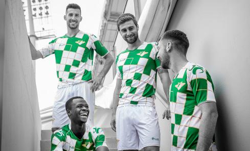 O Moreirense FC é sui generis no seu equipamento xadrez, verde e branco.