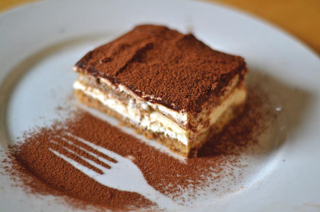 Sobremesas Petit Gateau de chocolate Delicioso bolo de chocolate com recheio cremoso acompanhado de sorvete de creme.