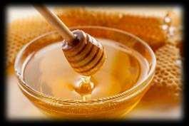 O poder do Mel em sua pele O mel possui um efeito hidratante graças as moléculas de açúcar, que ajudam a segurar a água na pele; É um ingrediente que oferece uma importante ação de limpeza, pois