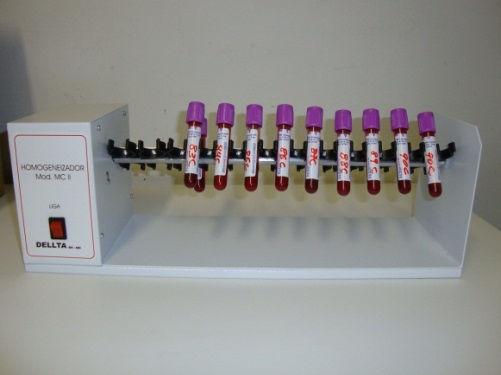 29 Figura 4 Amostras de sangue em tubos estéreis com EDTA em homogeneização e aparelho hematológico automático ABC VET. 3.8.