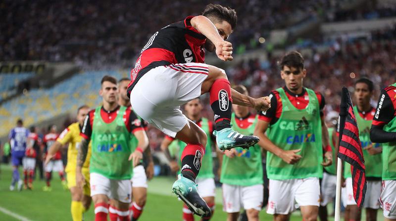 Globo oficializa jogos de quartafeira às 21h30 POR REDAÇÃO SPORTV RENOVA, E LIBERTADORES TEM DIREITOS DEFINIDOS O SporTV renovou e garantiu os direitos de transmissão da principal competição de