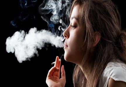 BRASIL Como o cigarro vicia e por que as mulheres são as vítimas da vez A receita básica é simples: monóxido de carbono, alcatrão, acetona, nicotina e até veneno de rato.