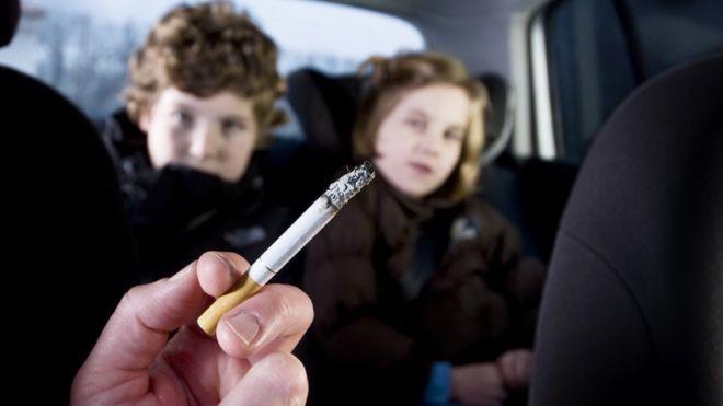 shtml ESTADOS UNIDOS Filhos de fumantes 'têm mais chance de morrer' de doenças de pulmão na vida Crianças que crescem ao lado de adultos fumantes têm mais risco de morrer de uma doença grave de