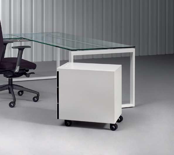 ON has also an answer for managerial areas or a distinguished office with glass top desks and stainless steel support bars, its structure is visible and turns itself into an aesthetic and greatly