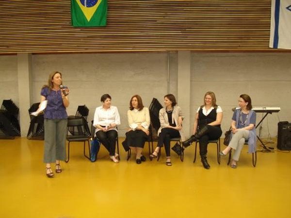 A diretora da área judaica do Bialik, Mariana Gottfried, recebeu as ativistas da comunidade judaica Aula de culinária em Porto Alegre Na aula do dia 10 de novembro,