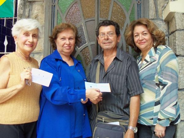 Rachel Scaler, Sonia Lisker e Neide Rosemberg entregam o cheque Encontro entre Grupos em Porto Alegre Os grupos Chai e Prachim receberam o grupo Iachad no dia 08 de novembro.