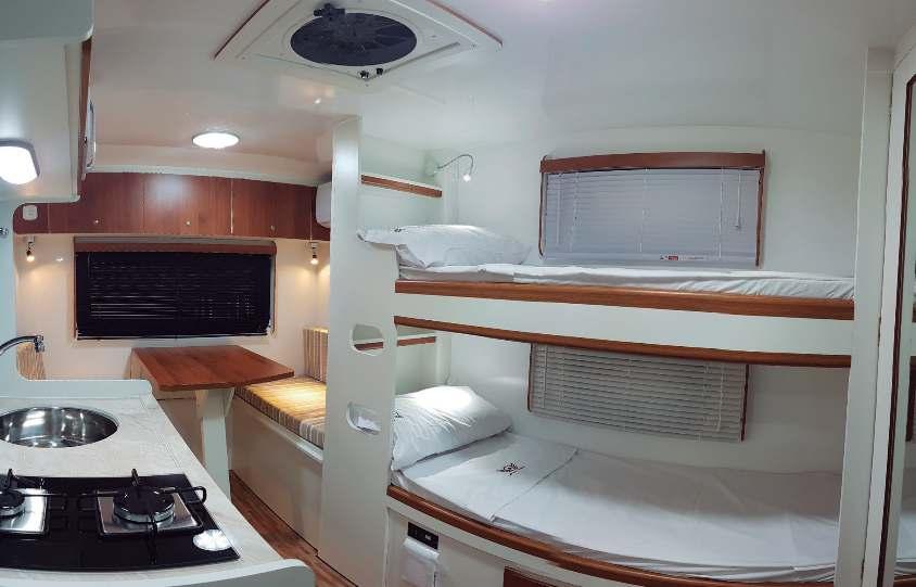 O modelo Young 32 é indicado para quatro pessoas, possui um amplo espaço interno com uma confortável mesa que se transforma em uma cama de casal de 1,25x1,94m