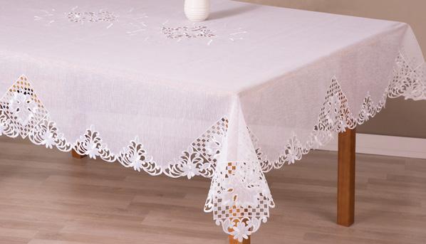Linha de Toalhas de Mesa A mesa de jantar arrumada com uma toalha RAFIMEX traz charme e elegância