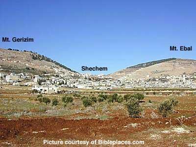 Montes Ebal (pedra) e Gerizim - Ficam na Samaria.