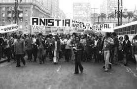 CAMPANHA PELA ANISTIA Desde o início de 1978, havia uma campanha popular pela anistia, que envolvia movimentos sociais, militantes e familiares de presos, mortos e desaparecidos.