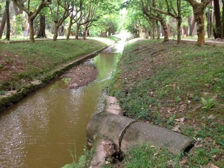 1.1.30. Canal do Córrego do Bengo: Estrutura Regular Apresenta trechos quebrados e com desprendimento de pedras. Taludes de contenção Regular Necessário repor a vegetação dos taludes.