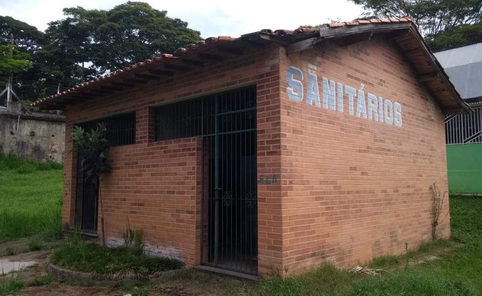 1.1.32. Sanitários perto do teleférico: Telhado Regular Apresenta deterioração em função da falta de manutenção, telhas soltas e quebradas e necessita de reposição de várias peças.