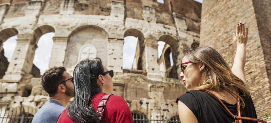 CURSO TÉCNICO EM GUIA DE TURISMO Turno: Noite Duração: 1 ano e meio Conduz e assiste pessoas ou grupos em traslados, passeios, visitas e viagens.