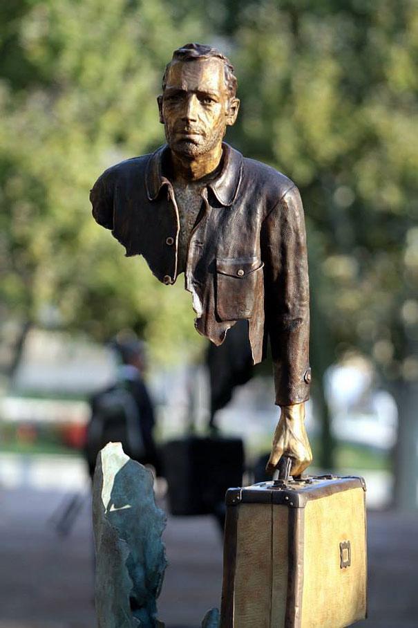 OS VIAJANTES Escultor francês Bruno Catalano