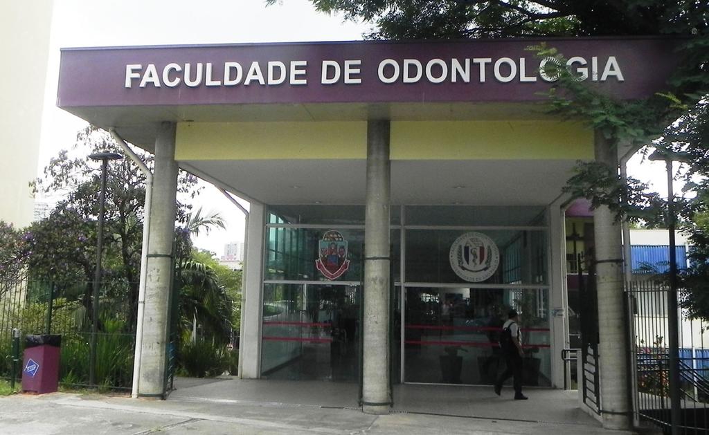 APRESENTAÇÃO A Faculdade de Odontologia da Universidade de São Paulo foi fundada em 1900 como Faculdade de Odontologia e Farmácia.