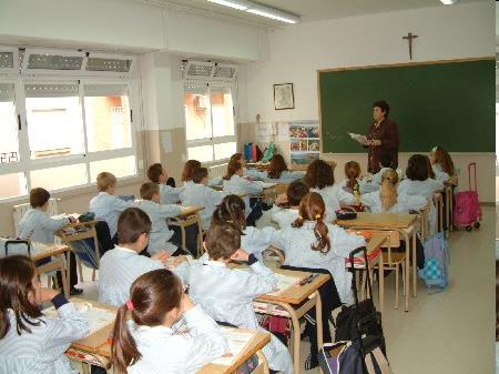 Características da Escola de Educação Básica no Brasil e formação de professoras e professores Tardia