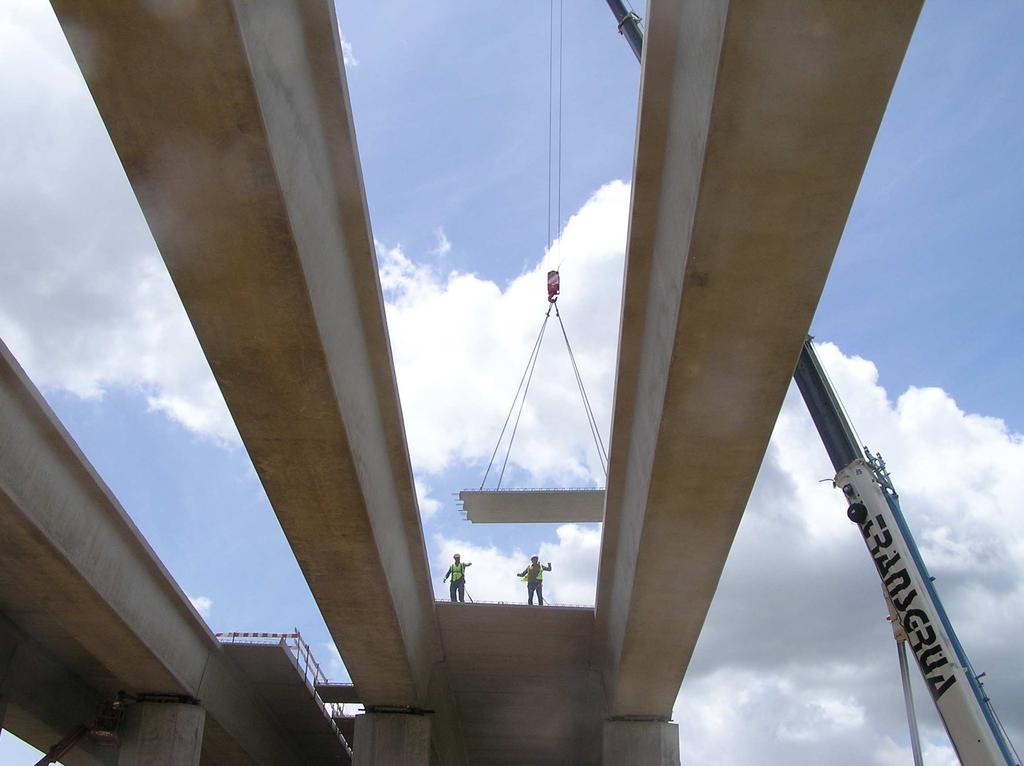 Após a execução da infra-estrutura procedeu-se à construção do tabuleiro do viaduto, tramo a tramo, com recurso a vigas pré-fabricadas, estabelecendo-se a seguinte metodologia: 1º colocação das vigas