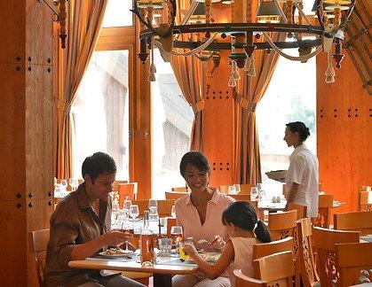 A grande esplanada permite que aprecie a vista sobre o vale. Apenas o terraço do restaurante é uma área para fumadores.