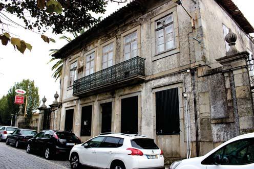 Operação de Reabilitação Urbana do Centro da Cidade de Felgueiras Câmara Municipal de Felgueiras 4 ÁREA DE REABILITAÇÃO URBANA 17 Edifício na Praça da República (imagem 50) Arquitetura Civil - Com